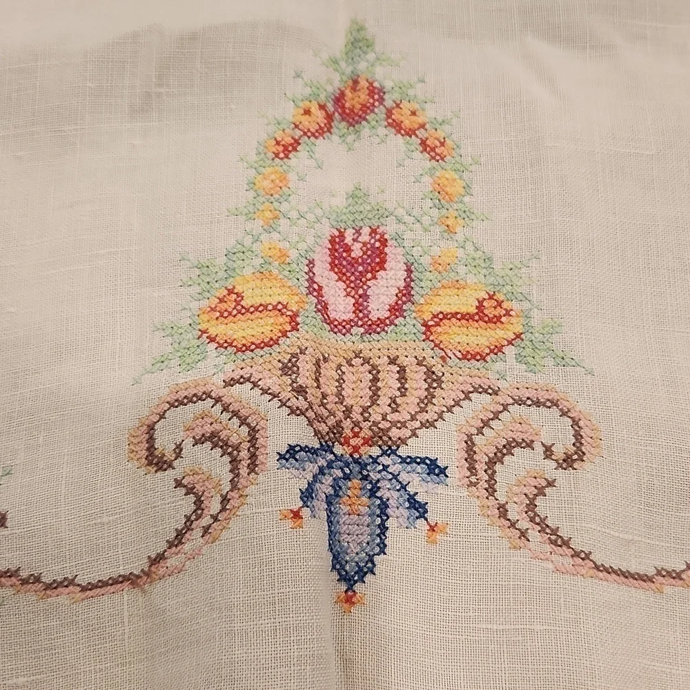 Vtg Cross Stitch Small Table Cover 2 napkins